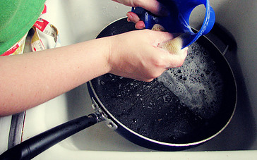 Why does fried rice stick to pan or wok_The pan seasoning weakens during washing.