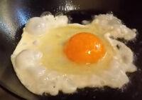 Why do eggs bubble when frying