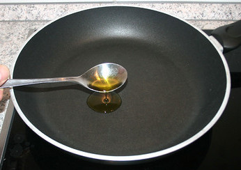 Small amount of cooking oil is added into the heated pan.