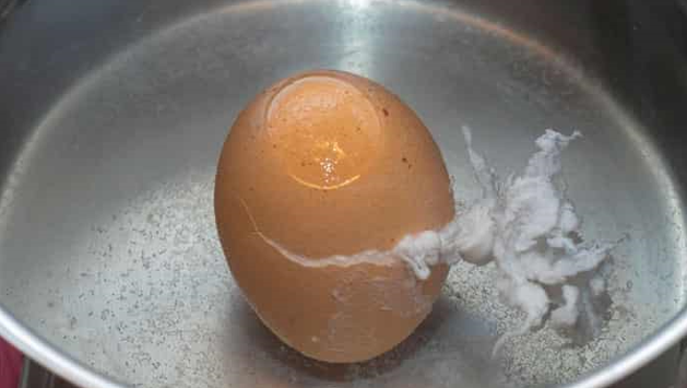 egg cracks in boiling water